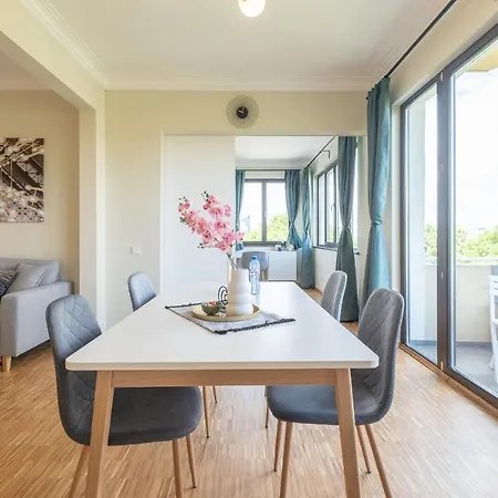 Апартамент Sunrise 1bdrm View Ndk Congress Centre *